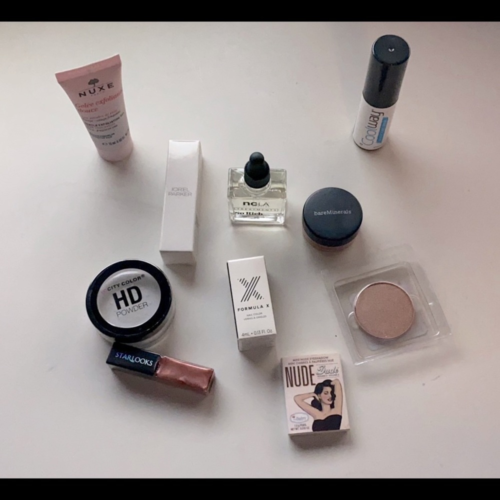 Mix of beauty supplies.